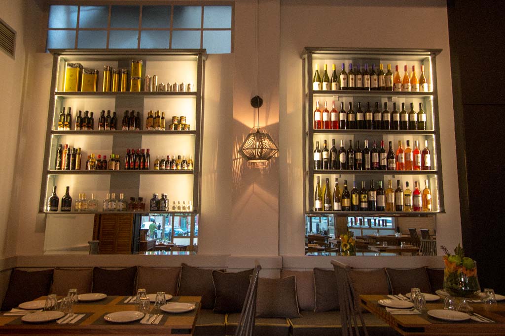 Kardamo εστιατόριο Καλαμάτα - Τραπέζια - Συλλογή κρασιών